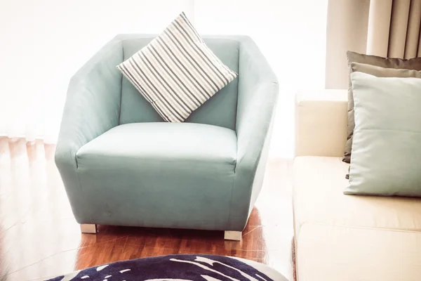 Belo travesseiro de luxo no sofá — Fotografia de Stock