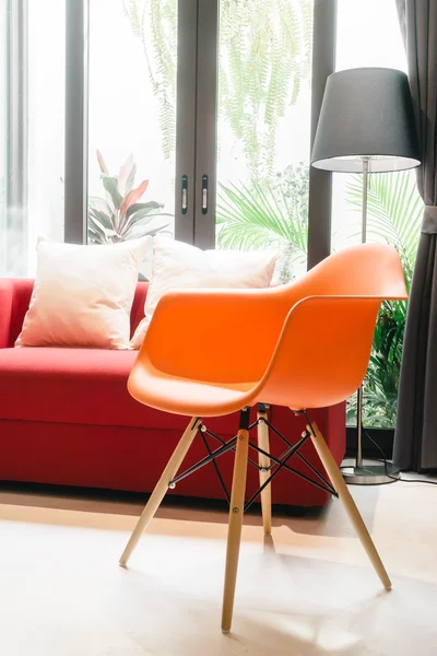 Orange stol med ljus lampa — Stockfoto