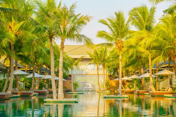 Paraguas y sillas alrededor de la piscina — Foto de Stock