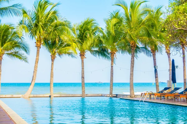 Hermosa piscina de lujo —  Fotos de Stock