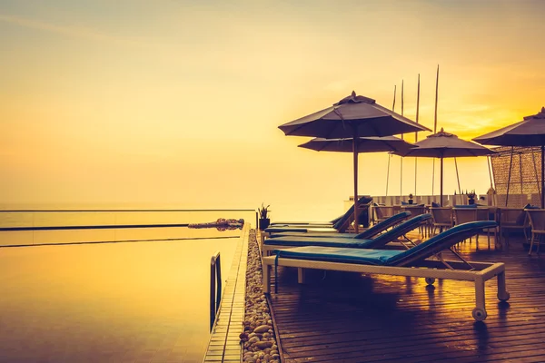 Piscina con puesta de sol y crepúsculo — Foto de Stock