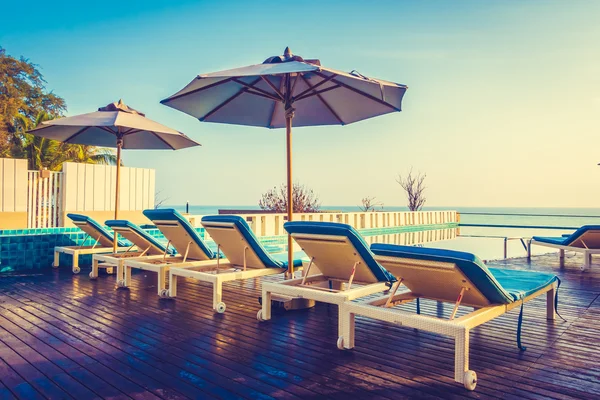 Schöner Luxus-Pool im Hotel — Stockfoto