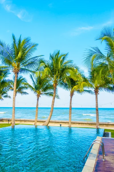 Hermosa piscina de lujo —  Fotos de Stock