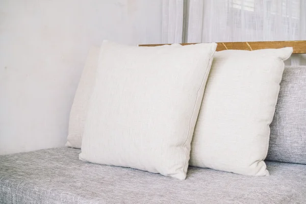 Подушки на украшении дивана — стоковое фото