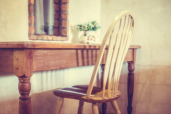 Silla y mesa de madera — Foto de Stock