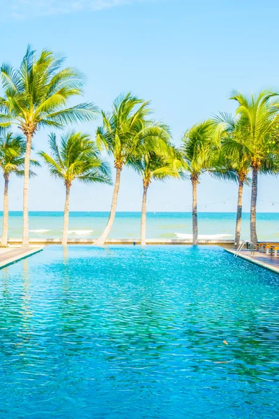 Bella piscina di lusso — Foto Stock