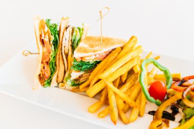 Beyaz çanak üzerinde sandviç