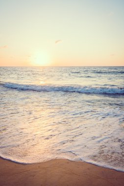 Günbatımı ile deniz ve plaj