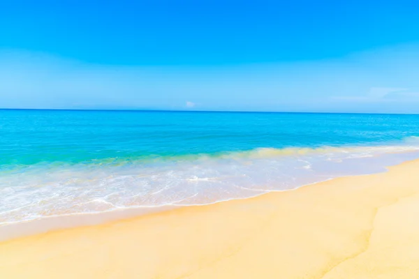 Hermosa playa tropical y el mar — Foto de Stock