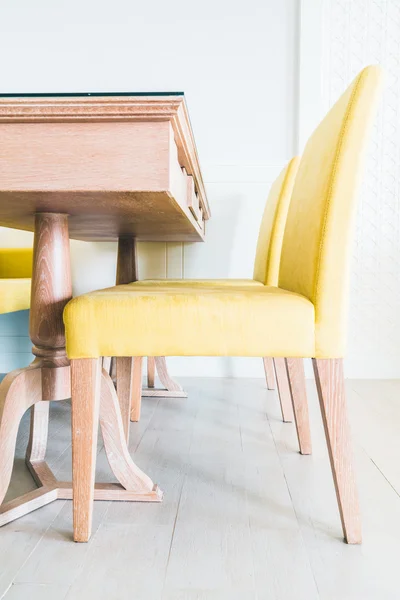 Krzesło drewniane w salonie — Zdjęcie stockowe