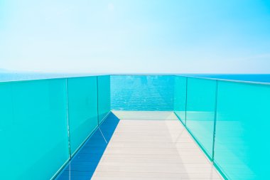 Güzel deniz ile açık güverte