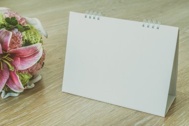 Ahşap arka plan üzerinde boş takvim