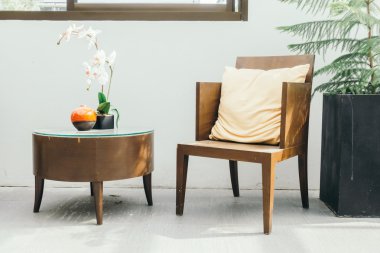 Yastık ile boş ahşap sandalye