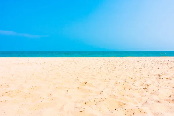 Sabbia con bellissimo mare tropicale — Foto Stock