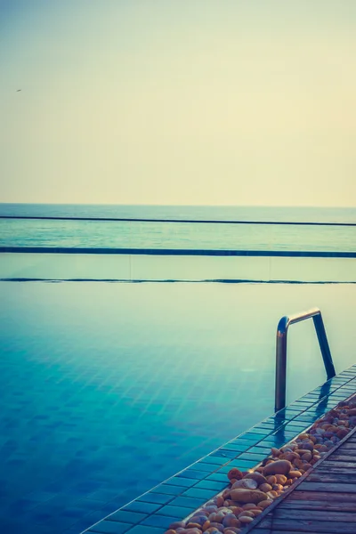 Bella piscina di lusso in hotel — Foto Stock