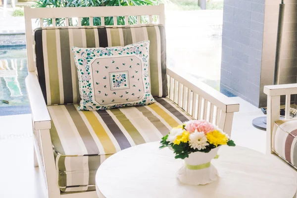 Красивая роскошная подушка на диване — стоковое фото