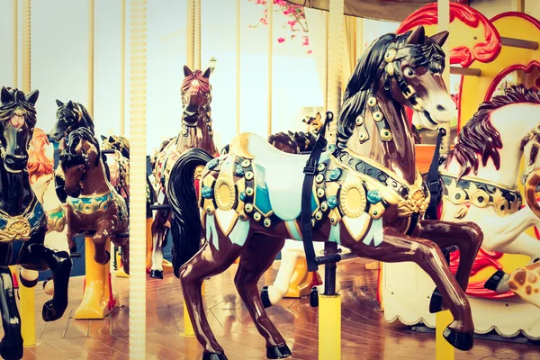 Vintage Carousel cavallo nel parco divertimenti — Foto Stock