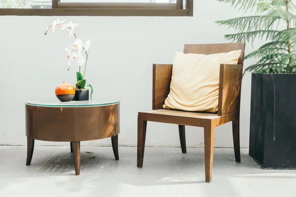 Yastık ile boş ahşap sandalye