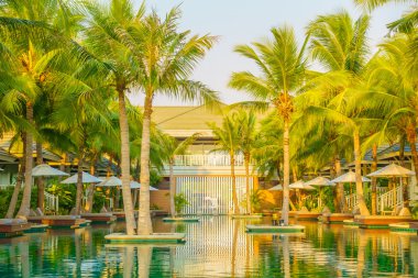 Şemsiyeleri ve sandalyeler Yüzme Havuzu etrafında