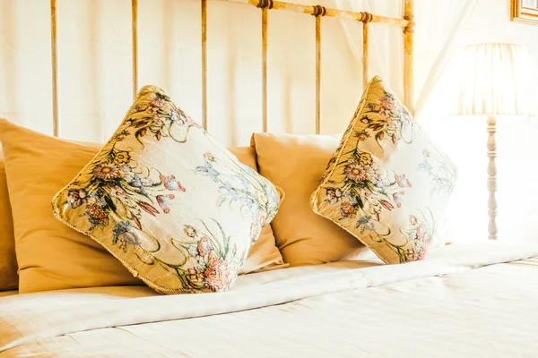 Piękny komfort poduszki na łóżku — Zdjęcie stockowe