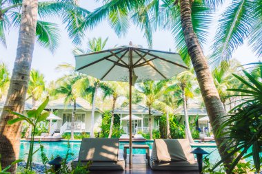 Şemsiyeleri ve sandalyeler Yüzme Havuzu etrafında