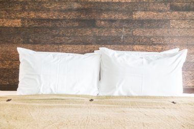 Yatakta güzel konfor yastık