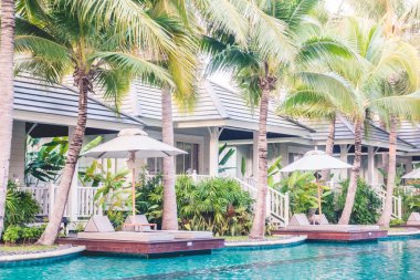 Şemsiyeleri ve sandalyeler Yüzme Havuzu etrafında