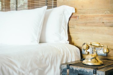 Yatak Dekorasyon beyaz yastıklar