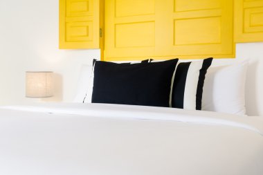 Güzel lüks yastık yatak üzerinde