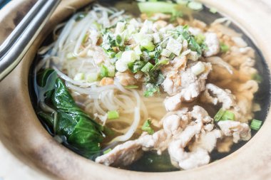 Tay erişte çorbası