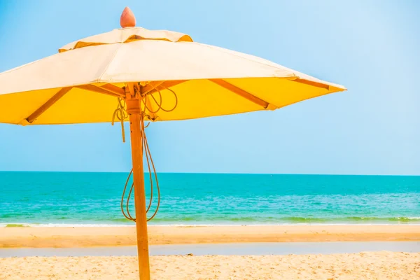 Paraguas en la playa con hermoso mar tropical — Foto de Stock