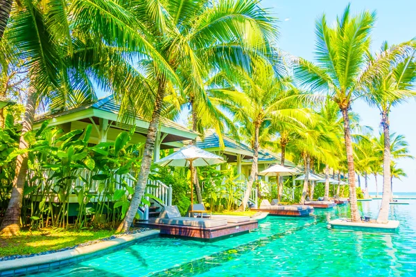 Bella piscina di lusso — Foto Stock