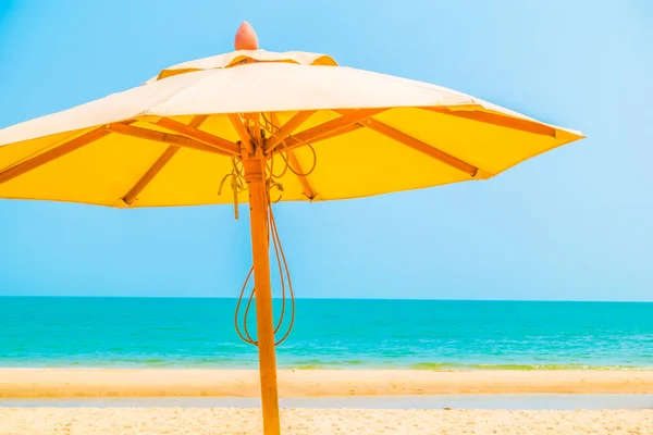 Slunečník na pláži s krásné tropické moře — Stock fotografie