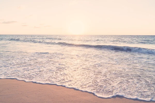 Solnedgång med havet och stranden — Stockfoto