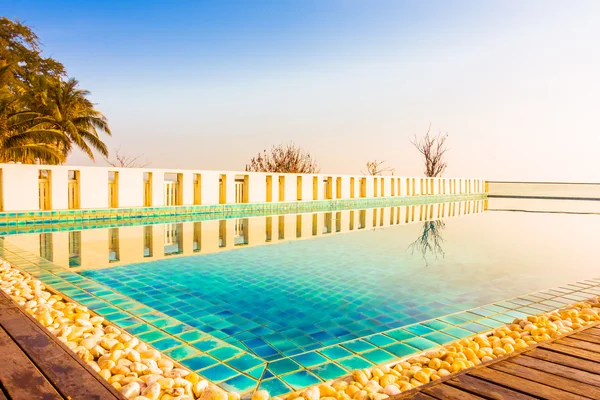 Güzel lüks otel yüzme havuzunda — Stok fotoğraf
