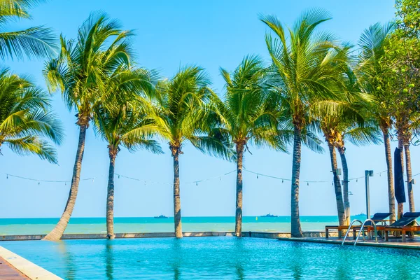 Bella piscina di lusso — Foto Stock