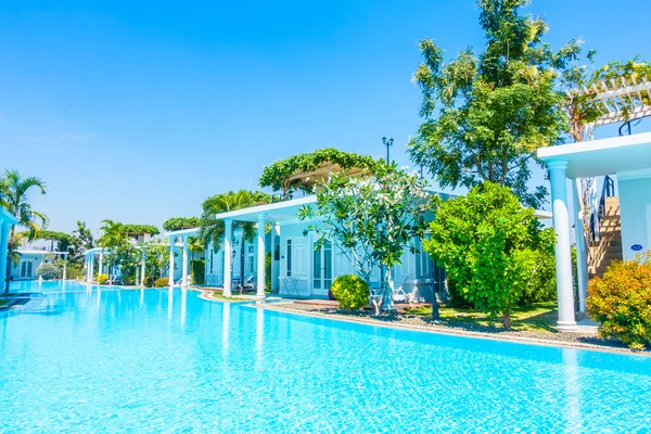 Hermosa piscina exterior de lujo — Foto de Stock
