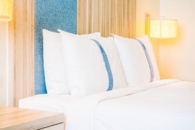 Yatakta güzel lüks yastıklar