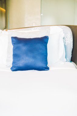 Yatakta güzel lüks yastıklar