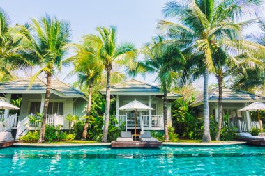 Şemsiyeleri ve sandalyeler Yüzme Havuzu etrafında