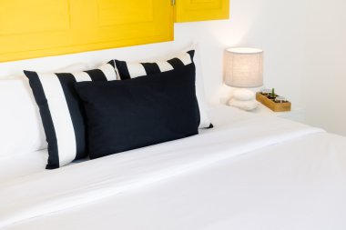 Güzel lüks yastık yatak üzerinde