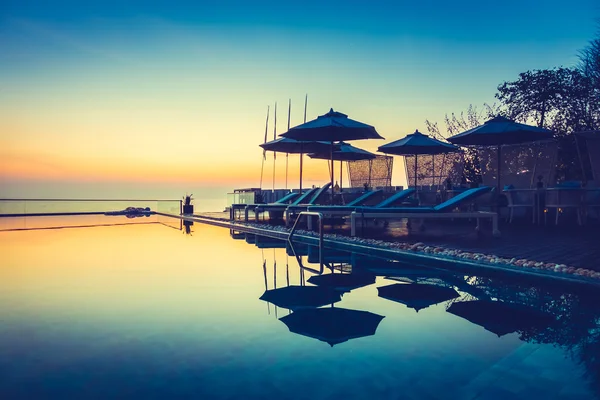 Piscina con puesta de sol y crepúsculo — Foto de Stock