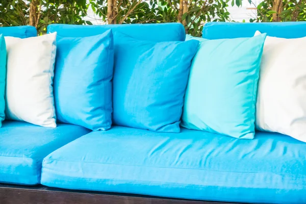 Красивые подушки на украшении дивана — стоковое фото