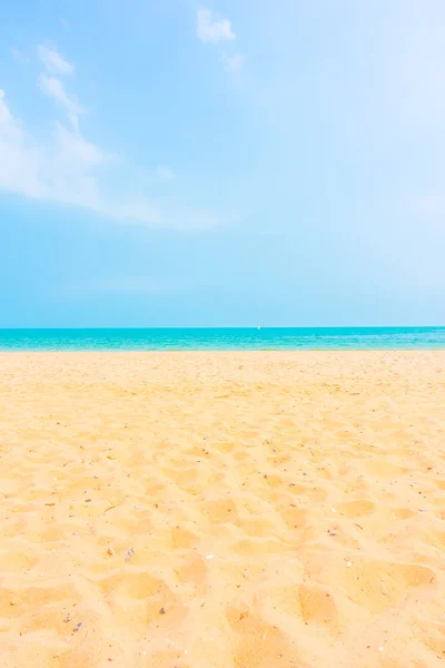 Пустой песок на пляже — стоковое фото