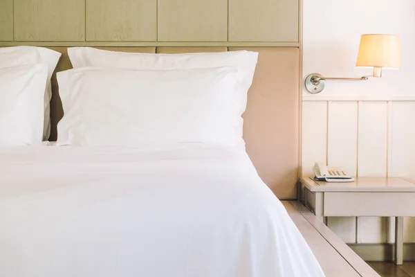 Όμορφο πολυτελές μαξιλάρια στο κρεβάτι διακόσμηση — Φωτογραφία Αρχείου
