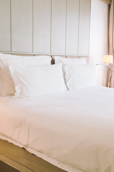 Almofadas de luxo bonitas na decoração da cama — Fotografia de Stock
