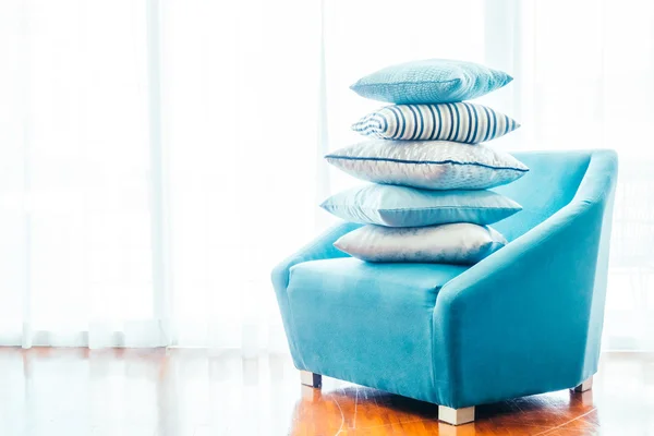 Smukke luksus puder på sofaen - Stock-foto