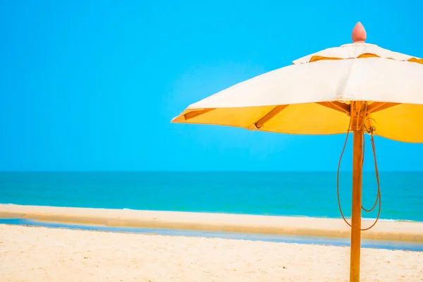 Paraguas en la playa con hermoso mar tropical — Foto de Stock
