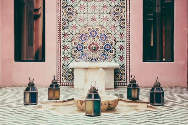 喷泉和建筑摩洛哥风格 — 图库照片