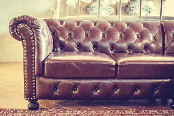 Винтажный кожаный диван — стоковое фото